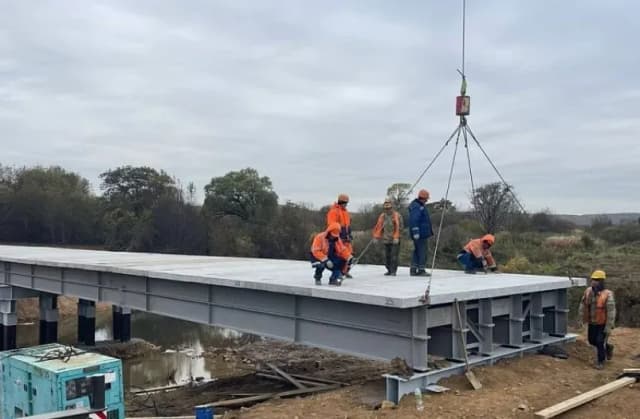 В Уссурийском округе завершается строительство временного моста
